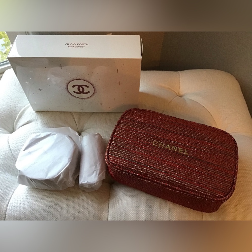 Chanel Essentials Set Glow Forth Bronzer Set-Bronzer, Brush, red bag